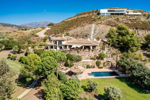 Ontdek deze traditioneel gebouwde villa, gelegen in het prestigieuze Marbella Club Golf Resort. Deze zuidwestelijk gerichte woning biedt serene privacy en adembenemende uitzichten op de zee, bergen en golfbaan. Geniet van de rust van het resort terwi...