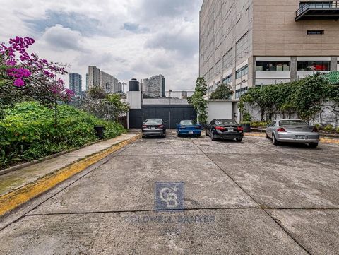 Casa ideal para negocio de hospedaje de estudiantes de la Universidad Anáhuac. .Esta adaptada en varios cuartos, algunos cuentan con baño completo y cocineta, otros comparten baños y cocina. Con una vista increíble a la zona boscosa. Tiene 3 cajones ...