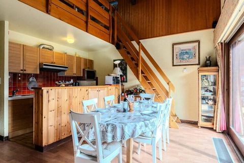 MORZINE – Center 1* rated 5-room duplex apartment located on the 3rd floor (with elevator) of the LE LEZY Residence, located 500m from the village center and 700m from the ski slopes. South-East exposure With a surface area of 136m² including 41m² le...