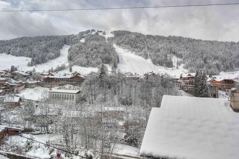 Maisonette-Wohnung im 1. und 2. Stock (kein Aufzug) in der Nähe des Zentrums und weniger als 500 Meter von der Super-Morzine-Gondelbahn entfernt. Haltestelle für kostenlose Shuttles in der Nähe. Es verfügt über 4 Schlafzimmer und bietet Platz für bis...