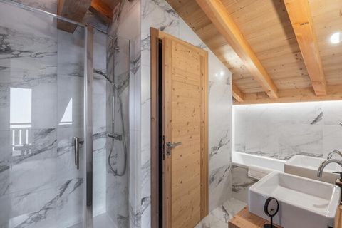 MEGEVE - Combloux Nuevo chalet con decoración refinada y contemporánea ubicado en las alturas de Combloux. Este espacioso chalet tiene capacidad para 12 personas y es ideal para 8 adultos en una habitación doble y 4 niños en una habitación con litera...