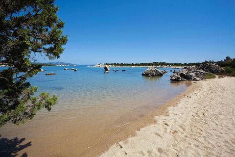 Il Baia de Bahas è un complesso residenziale composto da più unità abitative a schiera, immerso in un curato giardino con vista panoramica sul Golfo di Marinella. A seconda della posizione, gli appartamenti distano solo 200-250 m dalle splendide spia...