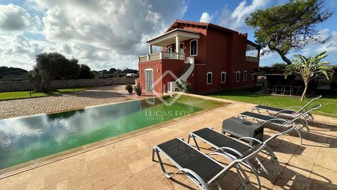 Villa of 368 m² on a plot of 1,403 m² located one kilometer from Ciutadella de Menorca, very close to the centre. The property is distributed over two floors. On the ground floor we find an open-plan room for various uses and a storage room/ utility ...