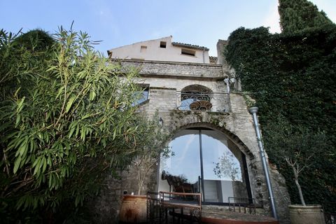 Au coeur de Vaison la romaine, en situation dominante, proche de toutes commodités, cette batisse au charme irrésistible, vous enchantera dès votre arrivée, par sa vue exceptionnelle sur la ville et ses alentours. Entièrement rénovée, mêlant l'ancien...