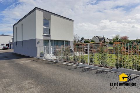 In der 3 Borders Region wartet ein prestigeträchtiges BBC-Haus aus dem Jahr 2013 mit einer Wohnfläche von 134m2 auf einem Grundstück von 4,48 Ar geduldig auf seinen neuen Besitzer. Das Haus hat viele Vorteile und eine erstklassige Ausstattung. Das Er...