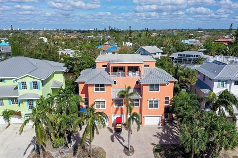 BEACH, BOATING & BISTROS!!!! SIESTA KEY`CANAL FRONT featuring WEEKLY RENTALS!! DOCK & LIFT!! GULF VIEWS!! BEACH ACCESS STEPS AWAY!!! Great location with Gulf Views steps to Public Beach Access #8 offering the ultimate waterfront lifestyle of this rar...