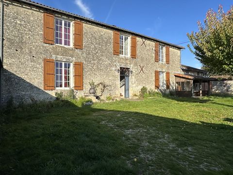 Cette excellente maison en pierre datant de 1786 est située à quelques pas du charmant village de Verteuil-sur-Charente, considéré comme l'un des plus pittoresques de la région. Le village offre une gamme de commodités, notamment une boulangerie, un ...