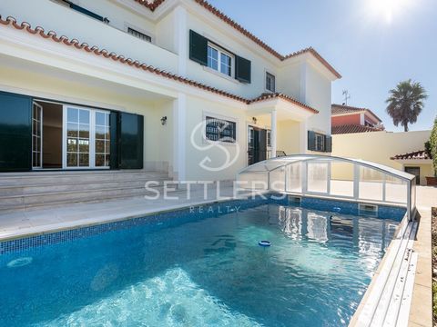 Villa individuelle de 5 chambres d'architecture traditionnelle, dans un quartier privilégié d'Areia, à côté de Quinta da Marinha, située sur un terrain de 626 m2. Avec une excellente exposition au soleil et une vue totalement dégagée sur la Serra de ...