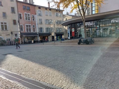 EN EXCLUSIVITE, Chambéry Centre Ville ; vente d'un Fonds de Commerce Bar à Salades (saladerie - plats végétaliens) avec terrasse. Emplacement n°1 incontestable. Situé sur la place du marché (place de Genève) à proximité immédiate Cinéma, Lycée, Fnac,...