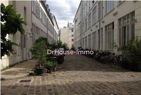 A 4 min du métro Goncourt, c'est au calme d'une magnifique cour pavée arborée que se niche ce loft de 132M2 Carrez qui se développe sur deux niveaux. On y accède par la cour qui protège ce havre de paix aux volumes exceptionnels avec 5 m de hauteur s...