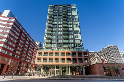 Beautiful recent 3 1/2 apartment, terrace, pool and barbecue, right in the heart of Griffintown. The condo is located on the 14th floor with a breathtaking view, facing south, enjoying sunlight from morning until evening. **************** café on the...