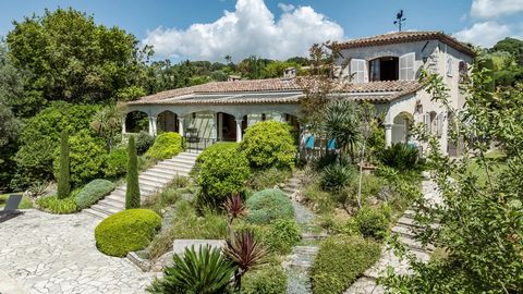 Located in a privileged residential environment, near the old village of Mougins, this bright villa perfectly captures the essence of Provencal charm. This 2500 m2 property consists of a main villa of approximately 190 m2 and a guest apartment of 40 ...