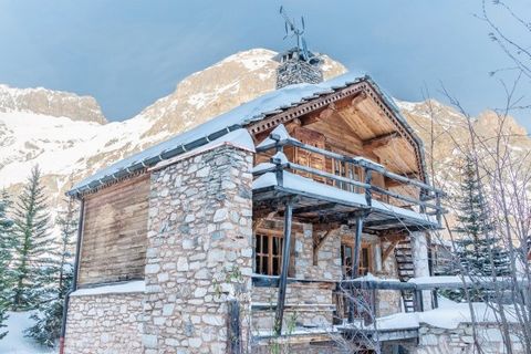 Hervorragendes Chalet von 155 m² in idealer Lage in einer ruhigen Gegend in der Nähe der Pisten. Warme Bergatmosphäre, 4 Schlafzimmer mit Bad, helles und luftiges Wohnzimmer mit Kamin, Balkon nach Süden, separate Küche. Studio im obersten Stockwerk m...