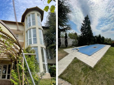 IBG Real Estates a le plaisir de vous proposer cette remarquable propriété, implantée sur un jardin privé d'une superficie de 879 m², clôturé d'un mur en pierre, disposant d'un portail avec télécommande, d'un emplacement de parking pour 2 voitures, d...