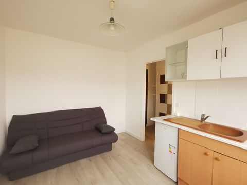 We offer you exclusively in Chambéry, avenue de Turin, this charming renovated and furnished studio of 14.5m2 Carrez. - Located on the 3rd floor with elevator, of a secure condominium, it is composed of an entrance with cupboard, a living room with i...