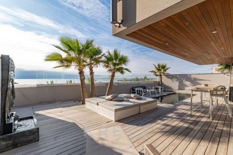 Exclusivity. Exceptional location. Private access to the beach - Unique panoramic view of the sea. Exceptional property of 212 m2 with swimming pool and rooftop. Living room of 108 m2 opening onto the terrace, American kitchen, dining room, laundry r...