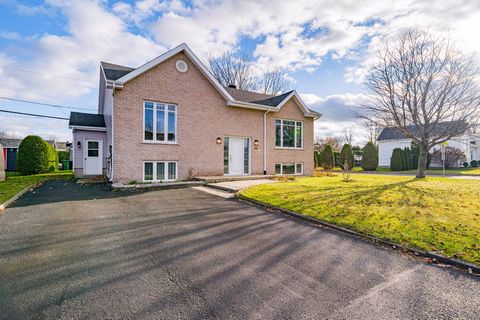 Rareté du secteur! À quelque minute de Lévis cette propriété ne restera pas longtemps sur le marché! Cette maison offre une grande aire de vie au RC avec une luminosité abondante. C'est une maison parfaite pour une famille avec ses 5 chambres et 2 sa...