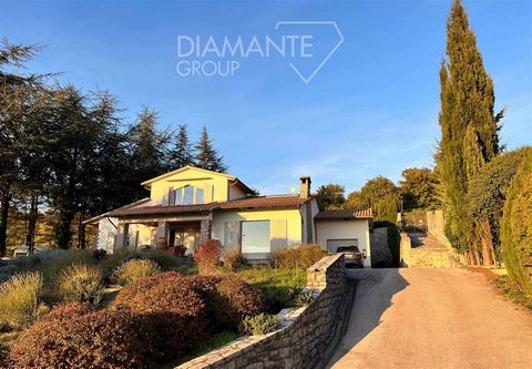 TUORO SUL TRASIMENO (PG), Loc. La Cima: Villa di 200 mq su due livelli così composta: - Piano terra: grande open space di 65 mq circa con sala da pranzo e soggiorno con camino, cucina con accesso all’esterno, corridoio con armadi a muro, bagno con va...