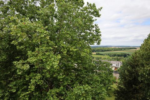 Appartement de type T5, proche de toutes commodités et comprenant : entrée, séjour-salle à manger avec accès au balcon, cuisine équipée, 3 chambres, salle de douche, wc. Une cave privative. Le chauffage collectif est inclus dans le montant des charge...