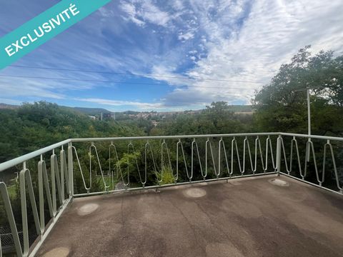 Idéalement située entre Issoire et Clermont-Fd, venez découvrir cette belle maison de bourg d'environ 120 m² habitables comprenant en rez-de-chausée : cuisine, séjour, garage avec accès sur une terrasse d'environ 13 m², salle d'eau avec WC ; à l'étag...