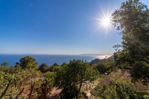 Porto Santo Stefano, loc. Lupaiola Beläget i ett område av högt naturalistiskt värde mellan La Maddalena och Le Cannelle, är denna fastighet unik i sitt slag och har en dominerande position med utsikt mot havet som lämnar betraktaren helt enkelt andf...