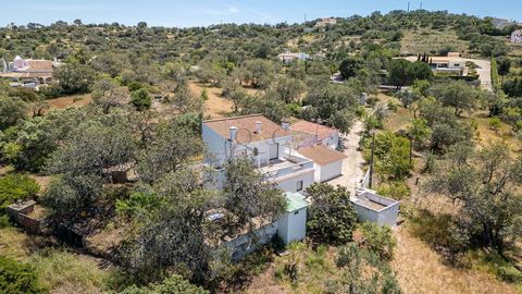 Located just 4 minutes from the centre of Loulé, this property combines the rustic charm of the countryside. A place where the tranquillity of nature meets the practicality of urban amenities. With the possibility of renovation or extension of up to ...