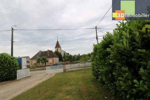 CHAUSSIN (Jura - 39120), dans village proche, vends solide maison (1967) en pierres/ briques de 6 pièces, 130m² habitables, une annexe (ancienne salle d'exposition avec bureau de 70m²) combles aménageables, sous-sol complet avec garage sur 1766m² de ...