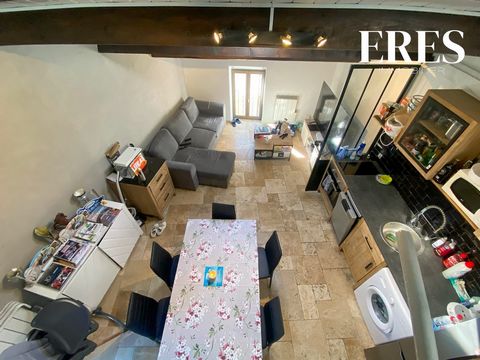 AGDE - CENTRE - L'ATELIER URBAIN Découvrez cet appartement d’exception au cœur du centre d’Agde. Niché au 3ᵉ étage, il offre un mélange parfait de modernité et d’authenticité avec ses poutres apparentes, son sol en pierre de travertin, et son style a...