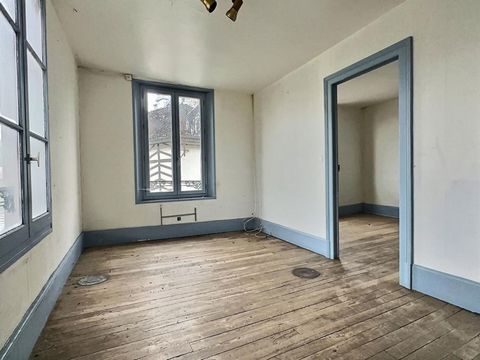 Exclusivité, ESSOYES (10360), maison divisée en deux logements à rénover au prix de 48 990 euros. Elle se compose en rdv d'un ancien local commercial de 60m2 à réorganiser . A l'étage, se trouve un appartement ,composé d'une entrée, un wc, une salle ...