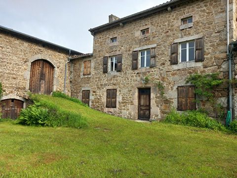 ***EXCLUSIVITE*** RIOTORD 43220 dans un hameau paisible maison type corps de ferme avec beaucoup de cachet exposée SUD. Cette propriété vous laissera le champ libre pour une rénovation à votre goût. Vous serez séduits par les courts de ferme de la cu...