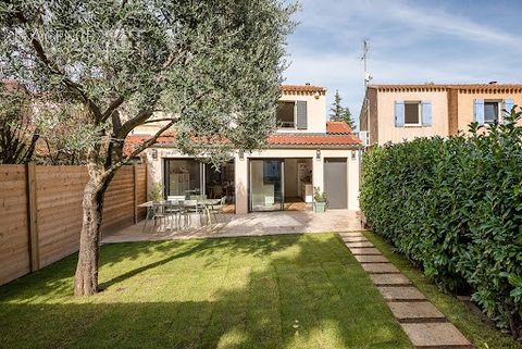 EXCLUSIVITE. Située sur la commune du Tholonet à moins de 10 min du centre-ville d'Aix-en-Provence, découvrez cette maison de 135m² entièrement rénovée sur un terrain de 261m². Dotée de prestations haut de gamme, cette maison est connectée avec un sy...