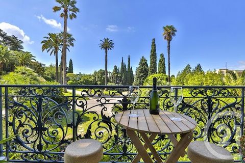 Cimiez, dans un magnifique palace Belle Epoque, véritable 5 pièces de 155m². Il est composé d'un superbe séjour de 40m² avec balcon , d'une cuisine indépendante de 21 m² donnant sur une terrasse aménagée dans un bow-window , le tout exposé plein sud ...