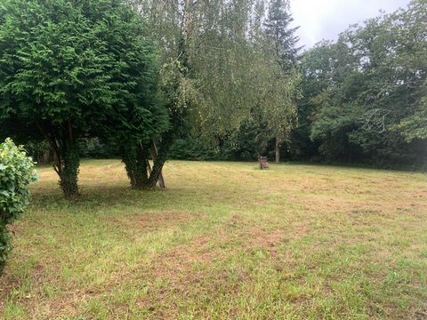 Terrain de 1800 m² environ, dont environ 300 m² constructibles (bornage en cours). Libre constructeur. Largeur 18 m. A moins de 750 m du centre bourg, des écoles, du canal et de la piscine. Au calme, en second rideau avec une partie boisée d'environ ...