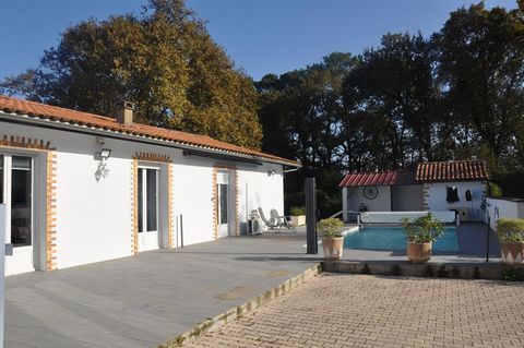 Découvrez cette jolie maison de plain-pied de 105 m², située à quelques minutes de Dax La maison comprend : Un séjour lumineux avec poêle à pellets, donnant sur une terrasse, cuisine ouverte aménagée et équipée, dégagement avec placard de rangement, ...