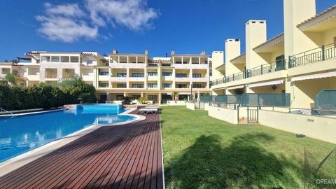 Excellente villa de 2 + 2 chambres, située à Vilamoura, dans un condominium privé, à Terraços do Pinhal, avec piscine, à seulement 3 km de la marina et des plages de Vilamoura, et à 25 km de laéroport international de Faro. Cette villa dune superfici...