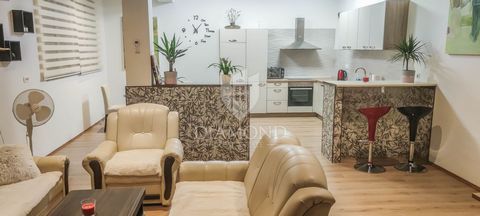 Location: Istarska županija, Pula, Gregovica. Istria, Pula For sale is an excellent, spacious apartment in a quiet neighborhood, just a few minutes from the center of Pula. The apartment is located in a quiet, dead-end street. The location creates a ...