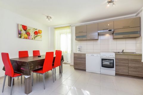 This bright apartment is on the ground floor of a family home in the quiet village of Pomer, in southern Istria. The house has 2 bedrooms which is ideal for a family of 5. You can use the privéteras in the communal garden. In the center of the villag...