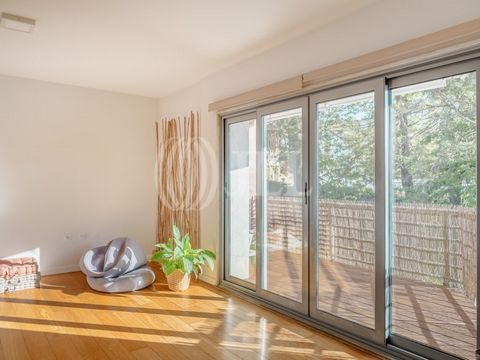 Appartement 2 pièces avec 82 m² de surface brute privée, balcon, une place de parking et une cave, situé dans la copropriété Villa Damasceno avec une piscine à Arroios, Lisbonne. L'appartement comprend une chambre, une salle de bains complète, une cu...