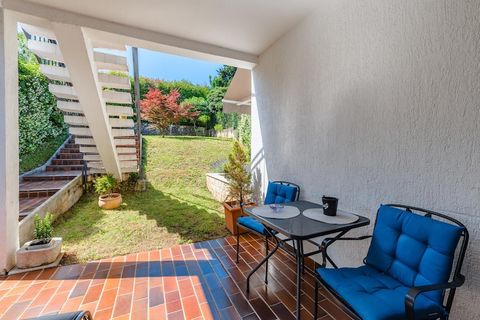 Le appartement à Porec possède 1 chambre(s) et Capacité pour 2 personnes. Logement de 35 m² meublé avec goût et totalement équipé, avec vue sur le jardin. La location se trouve à 0 m de la plage de sable, 200 m du super-marché 