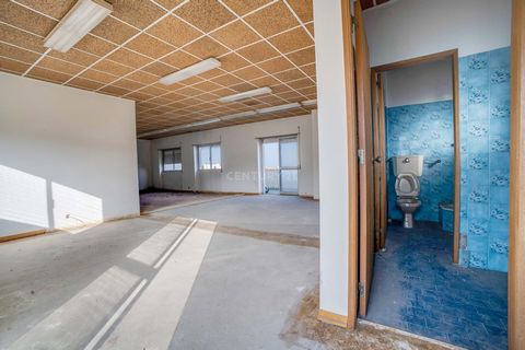 Oportunidade de investimento única e para não perder! Atelier para converção em habitação, junto do metro e estação dos comboios da Reboleira, na Amadora. Situado no último andar do prédio habitacional com elevador até o piso do imóvel. Tem uma vista...