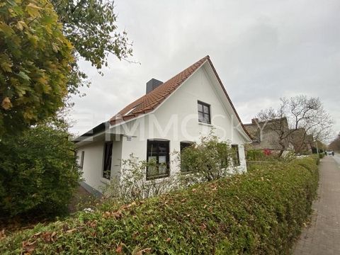 Dit historische object werd voor het eerst genoemd in 1742. Het werd gebouwd op een perceel van 750 m² en later uitgebreid met een uitbreiding en een dubbele carport. De woning is in een zeer schone en nette staat. Door het bouwjaar vinden we soms wa...