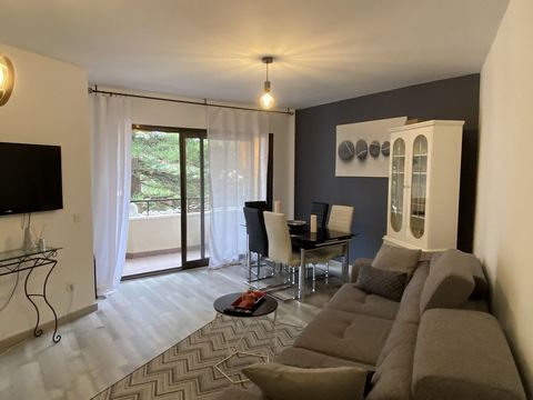 Modern appartement met 1 slaapkamer te koop ? Marbella, Costa del Sol Dit stijlvolle appartement met 1 slaapkamer en 1 badkamer is gelegen in een exclusieve privé-urbanisatie naast de prestigieuze Atalaya-golfbaan, ideaal voor golfliefhebbers en mens...