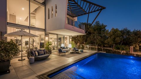 Villa till salu i Marbella med 3 sovrum, 3 badrum och med orientering s, med privat pool, privat garage och privat trädgård. Beträffande egendom dimensioner, har det 159 m² byggt och 735 m² mark. Har följande faciliteter bekvämligheter nära, transpor...