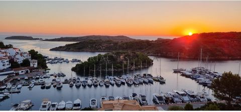 Chalet avec des vues spectaculaires sur le port d'Addaia et la mer... La maison principale est de plain-pied, avec un spacieux salon-salle à manger avec cheminée, trois chambres doubles avec des placards intégrés et deux salles de bains complètes. De...