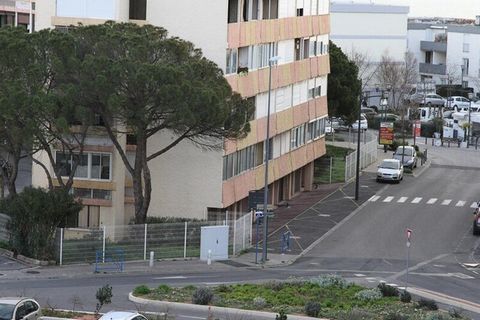 REZYDENCJA DES BAINS. Bardzo piękny, gustownie odnowiony T1 położony u podnóża Parc Charles de Gaulle i bardzo blisko łaźni termalnych. Posiada część sypialną z 1 podwójnym łóżkiem (140x190), piękną wyposażoną kuchnię, pokój dzienny z rozkładaną sofą...