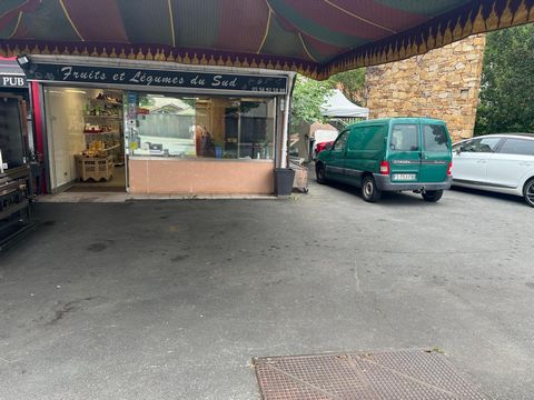 grand font de commerce pour tout commerce restaurant boucherie épicerie restauration rapide rôtisserie fruit et légumes etc... très belle surface de terrasse salle de 85m2 cuisine avec chambre froide plus équipement très grand potentiel quartier rech...