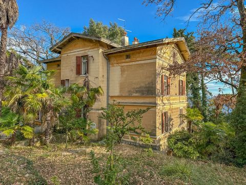 Location: Primorsko-goranska županija, Opatija, Opatija - Centar. OPATIJA, ZENTRUM – einzigartige historische Villa von 484 m2, zweite Reihe zum Meer Auf einem beneidenswerten Grundstück von 2377 m² steht eine alte Opatija-Villa aus dem 19. Jahrhunde...