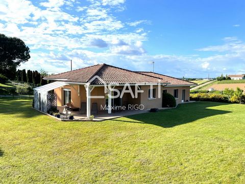 Découvrez cette magnifique villa d’architecte de plain-pied, située dans un quartier résidentiel paisible de Beaupuy, à seulement 3,5 km de Marmande et de ses commodités (commerces, hôpital, écoles, crèche, centre médical, bibliothèque). Caractéristi...