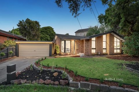 Transformed by a spectacular renovation, this breathtaking home utilises the best of contemporary finishes to create an unbeatable family domain. Designed to maximise space and light, timber floors, vaulted ceilings and skylights enhance dual-zoned i...