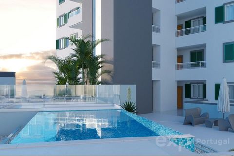 Apresentamos um fantástico apartamento T2 no coração do Caniço, perfeito tanto para residência própria como para investimento com alta rentabilidade. Este imóvel dispõe de: 2 quartos espaçosos2 casas de banho completasSala ampla e iluminadaCozinha mo...